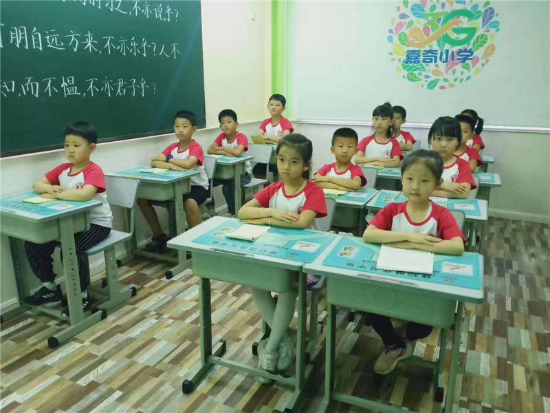 教室內(nèi)學(xué)員端正坐姿