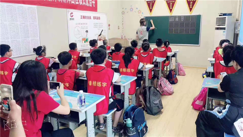 教室內(nèi)學(xué)員聽(tīng)課