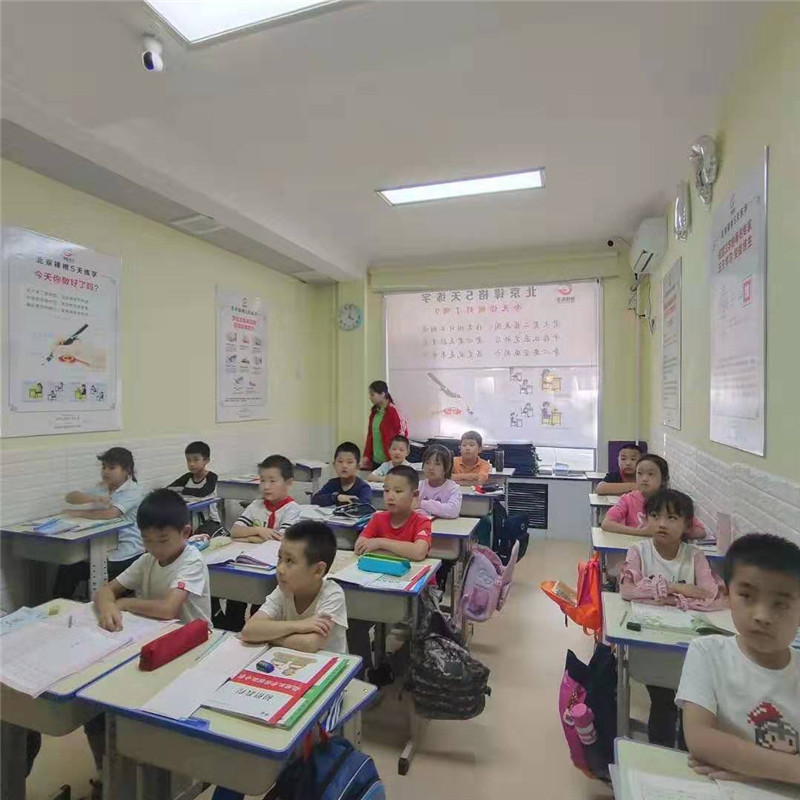 教室內(nèi)學(xué)員聽課