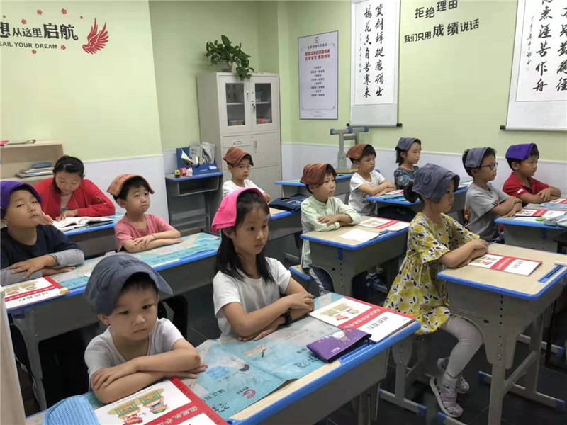 教室內(nèi)學(xué)員端正坐姿