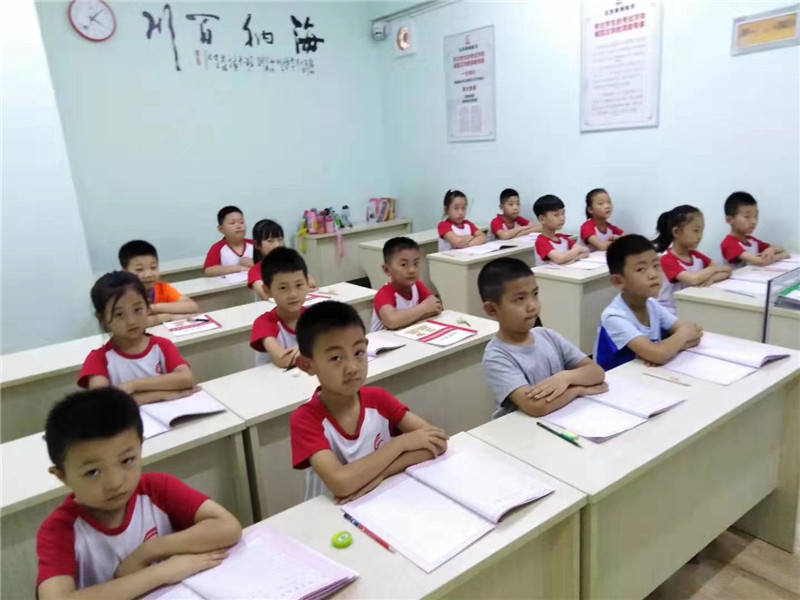 學員上課端坐