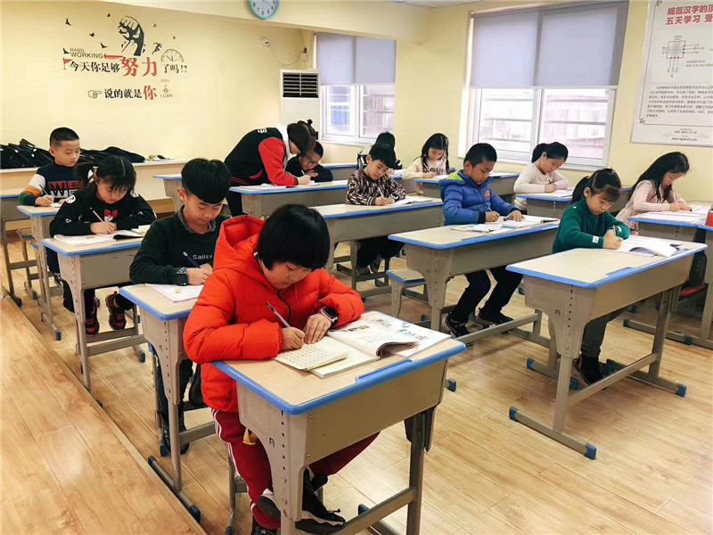 課堂上老師指導(dǎo)學(xué)員