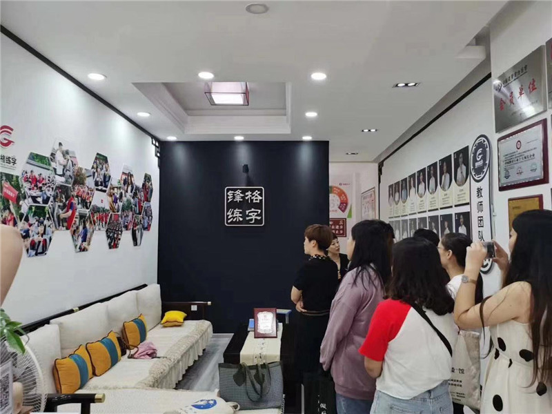 開業(yè)招生團隊帶領(lǐng)家長參觀鋒格校區(qū)